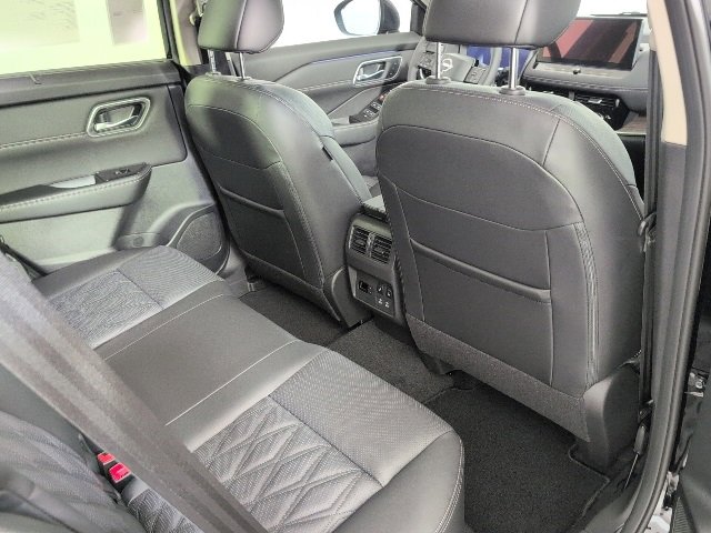 New 2026 Nissan Rogue Platinum image 9