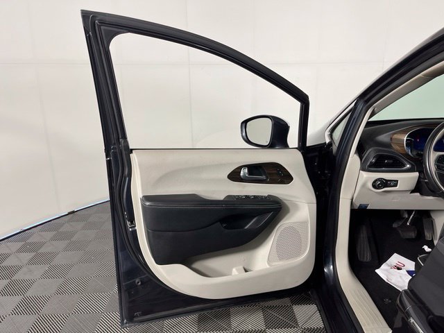Used 2021 Chrysler Pacifica Limited FWD image 15