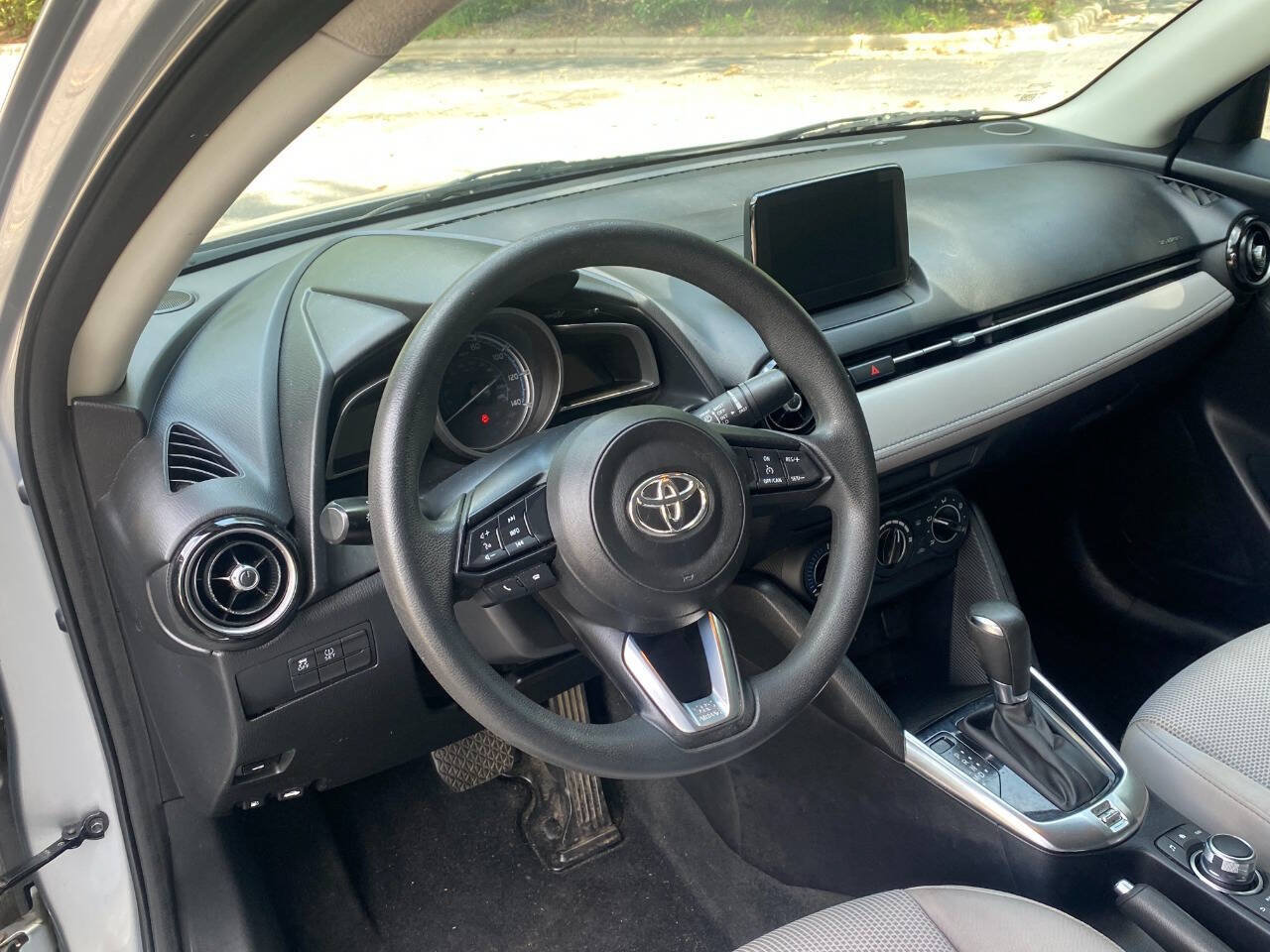 Used 2019 Toyota Yaris LE FWD image 13
