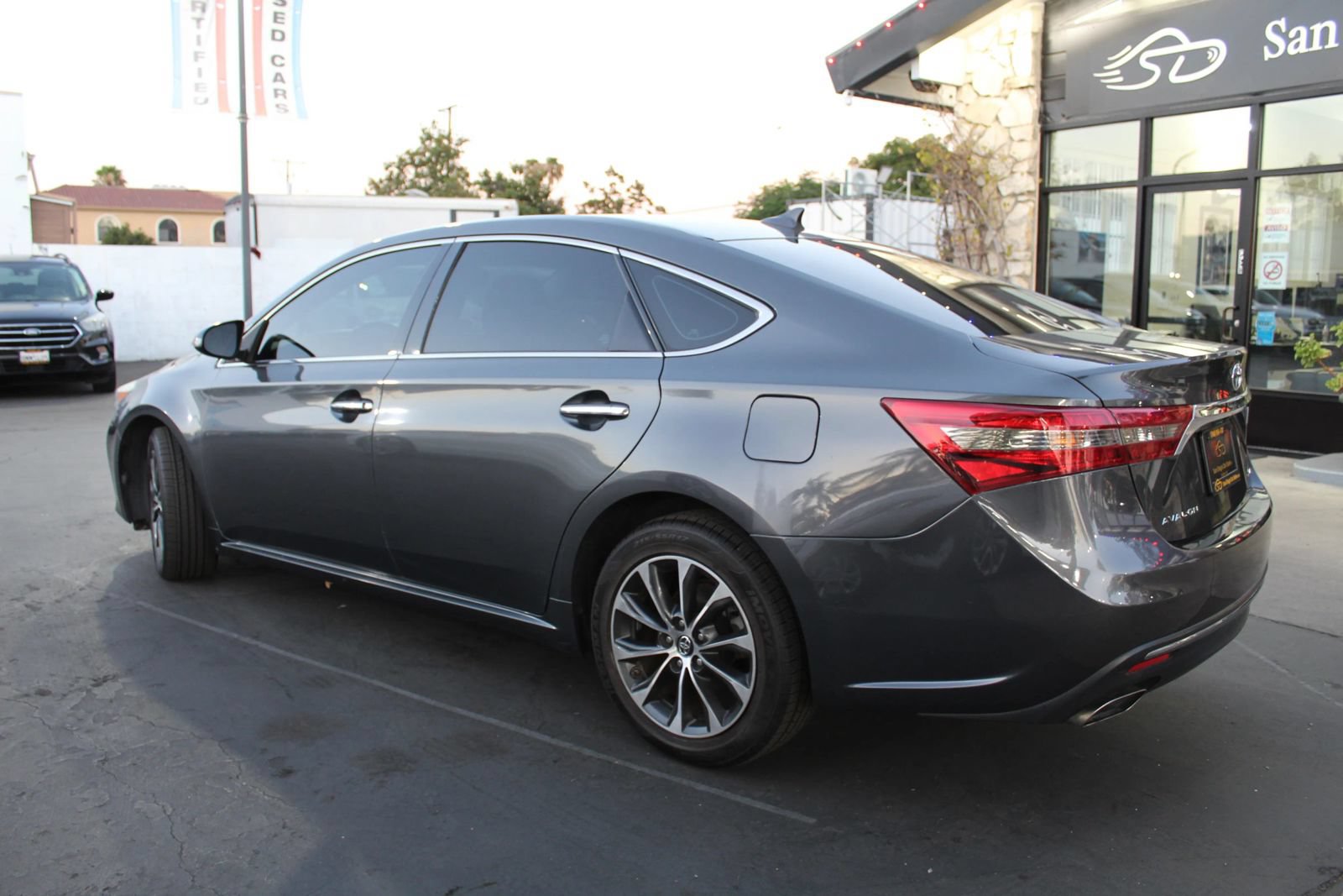 Used 2017 Toyota Avalon XLE Premium w/ Preferred Accessory Package FWD image 3