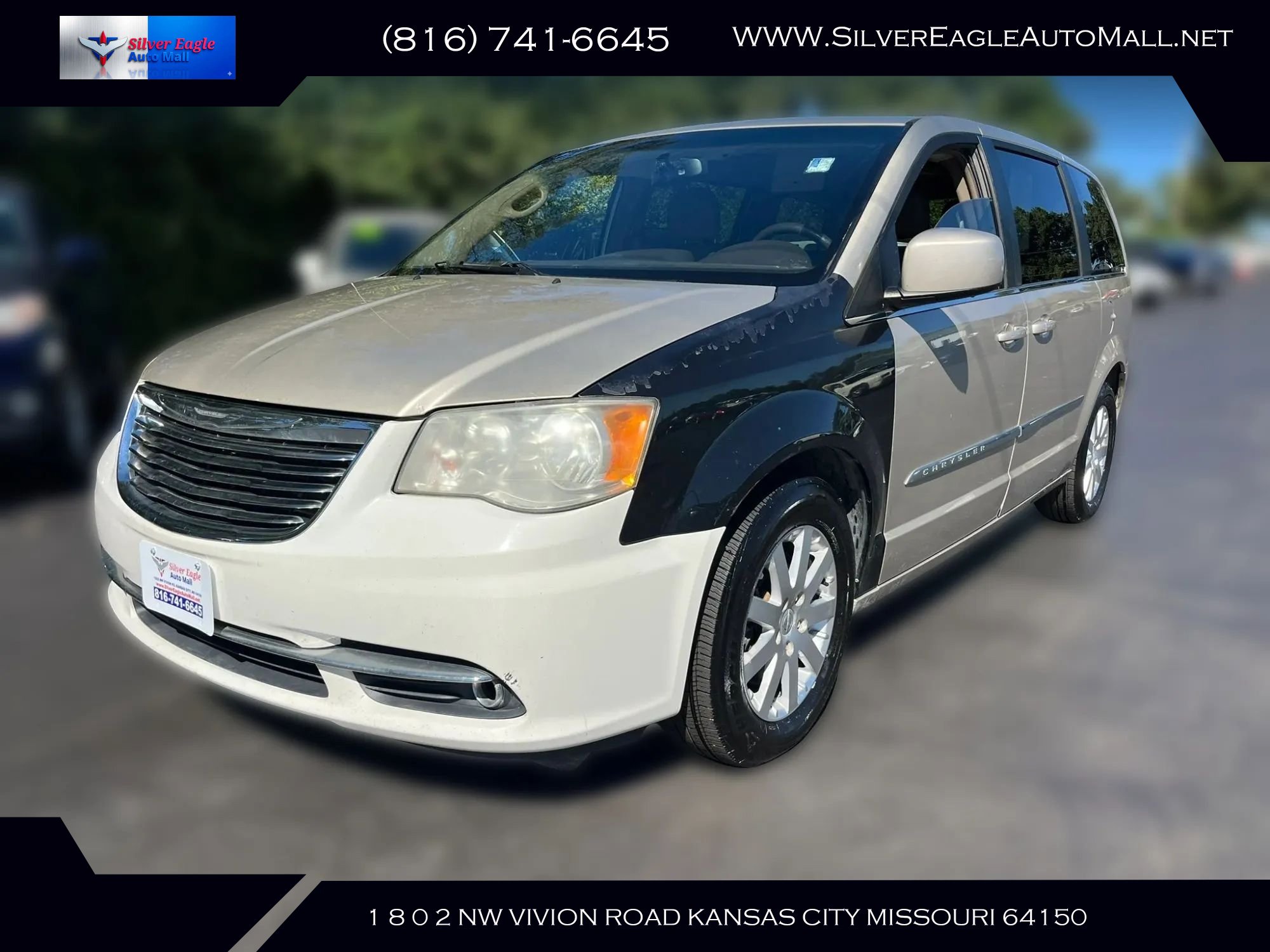 Used 2012 Chrysler Town & Country Touring w/ Entertainment Group #1 FWD image 3