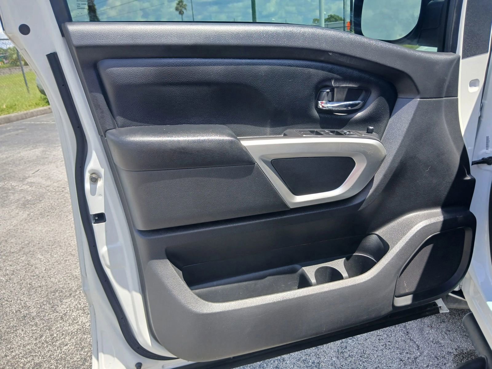 Used 2022 Nissan Titan SV w/ SV Convenience Package image 60