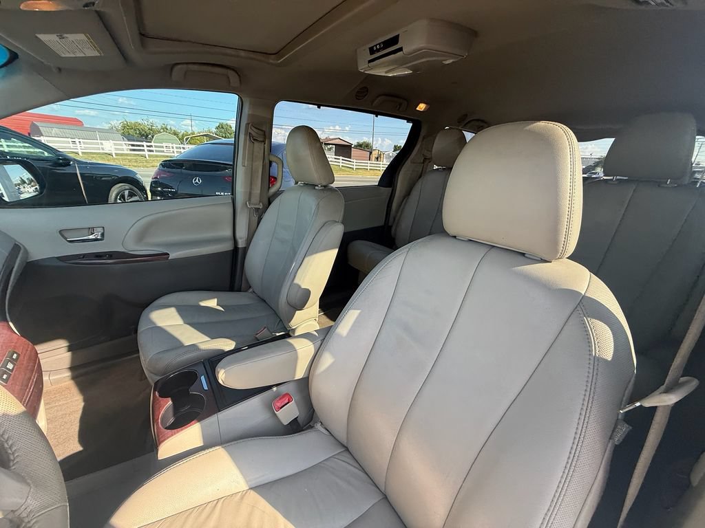 Used 2014 Toyota Sienna XLE FWD image 13