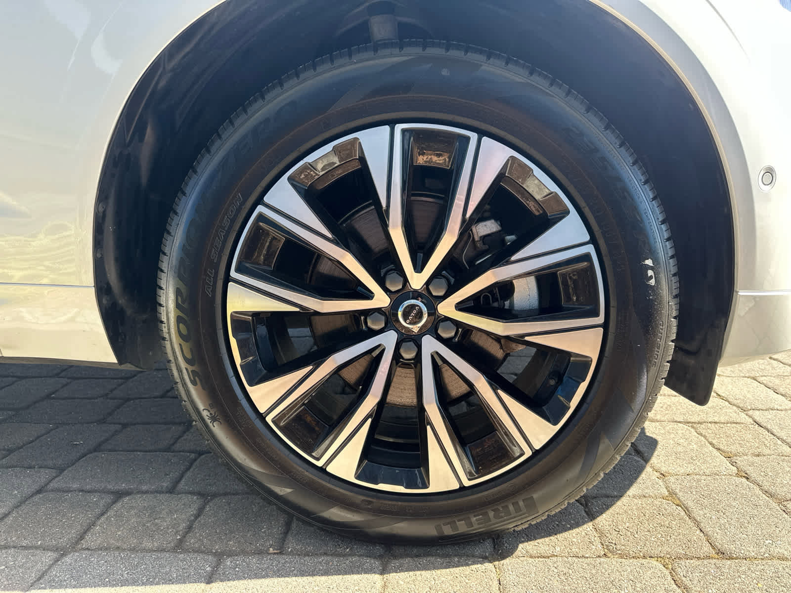 Used 2025 Volvo XC60 B5 Plus image 38