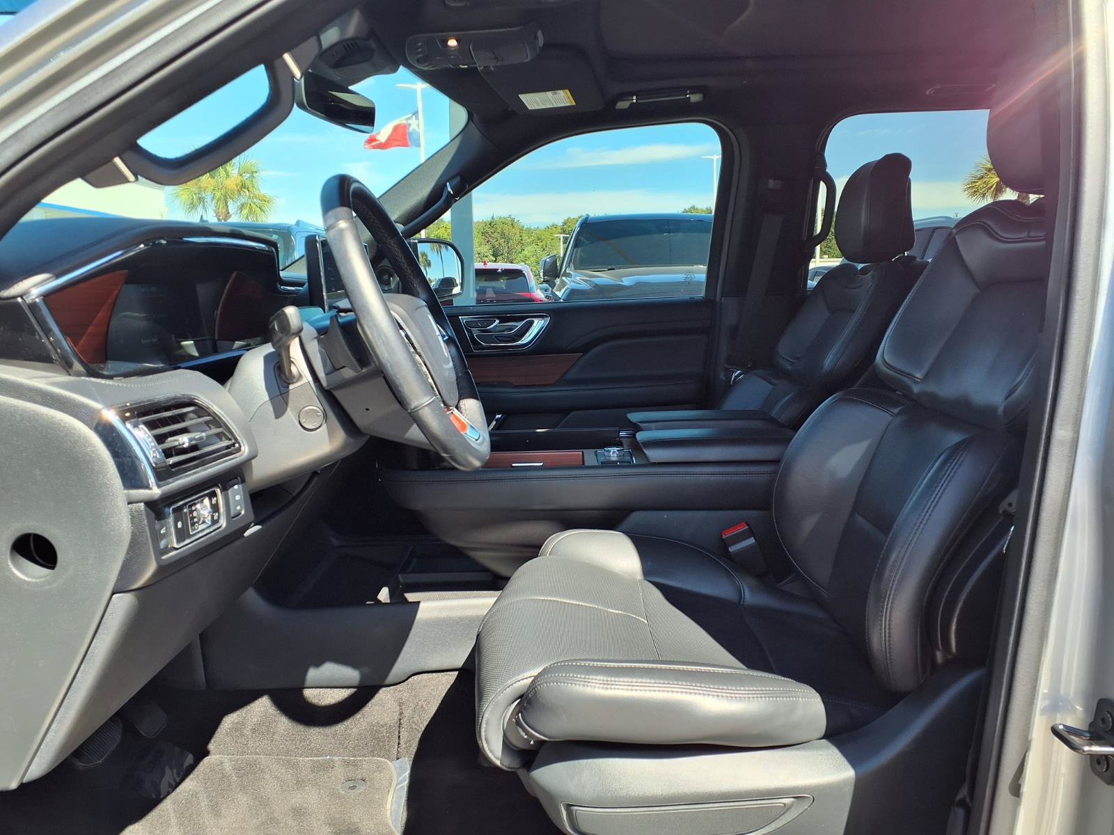 Used 2024 Lincoln Navigator Premiere AWD/4WD image 17