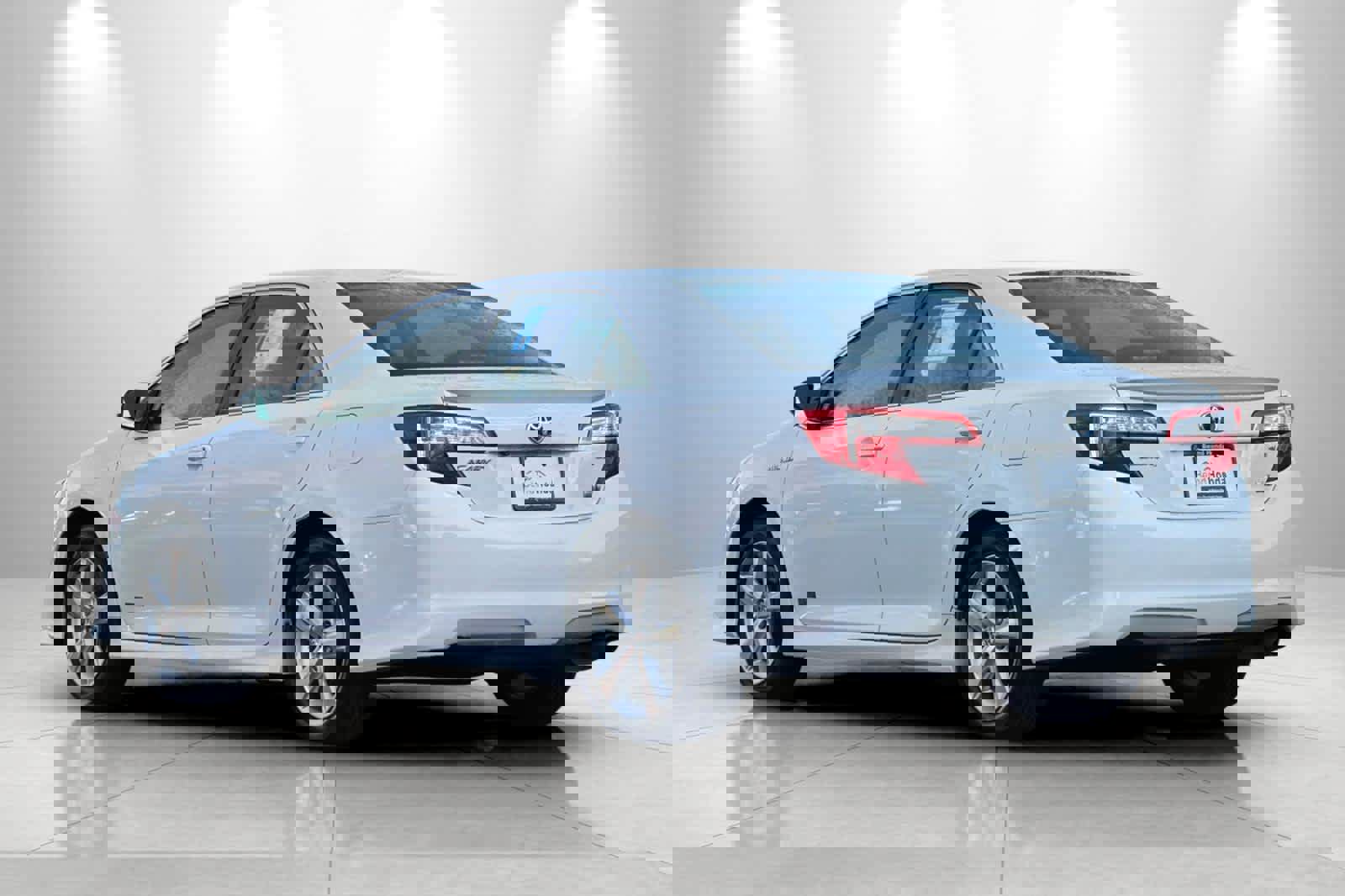 Used 2014 Toyota Camry Hybrid image 6