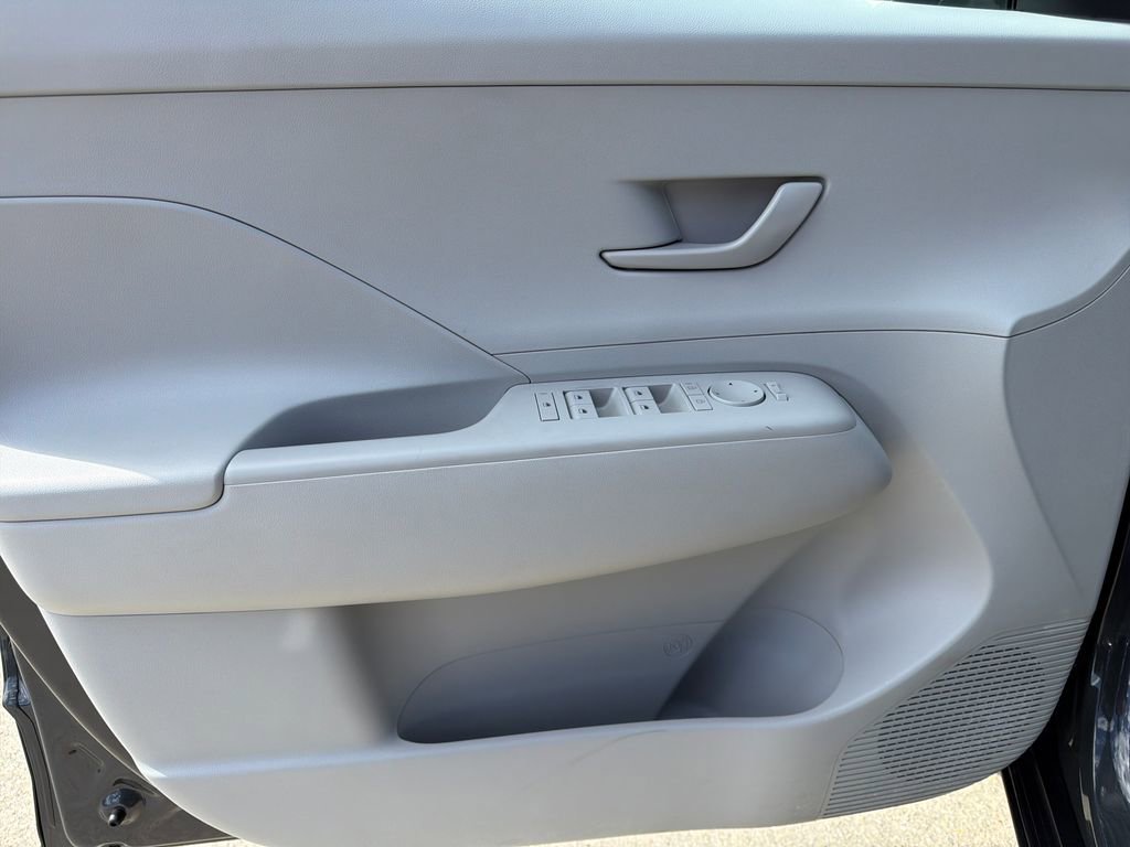 Used 2025 Hyundai Kona SEL image 13
