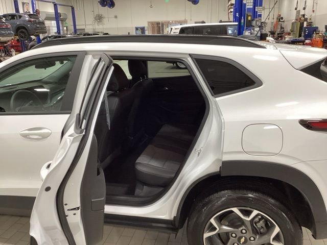 Used 2025 Chevrolet Trax LT FWD image 11