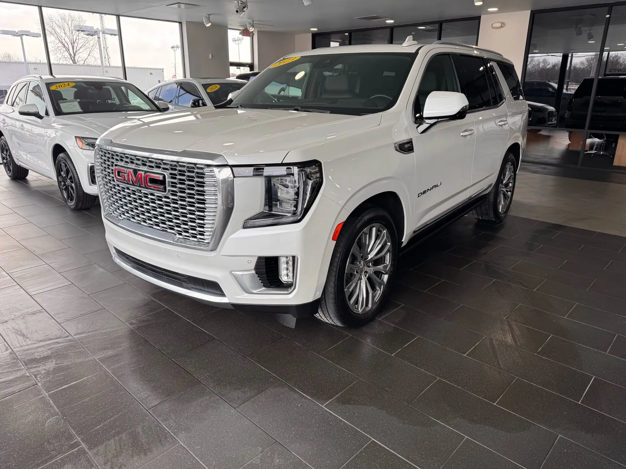 Used 2023 GMC Yukon Denali w/ Denali Reserve Package AWD/4WD image 2