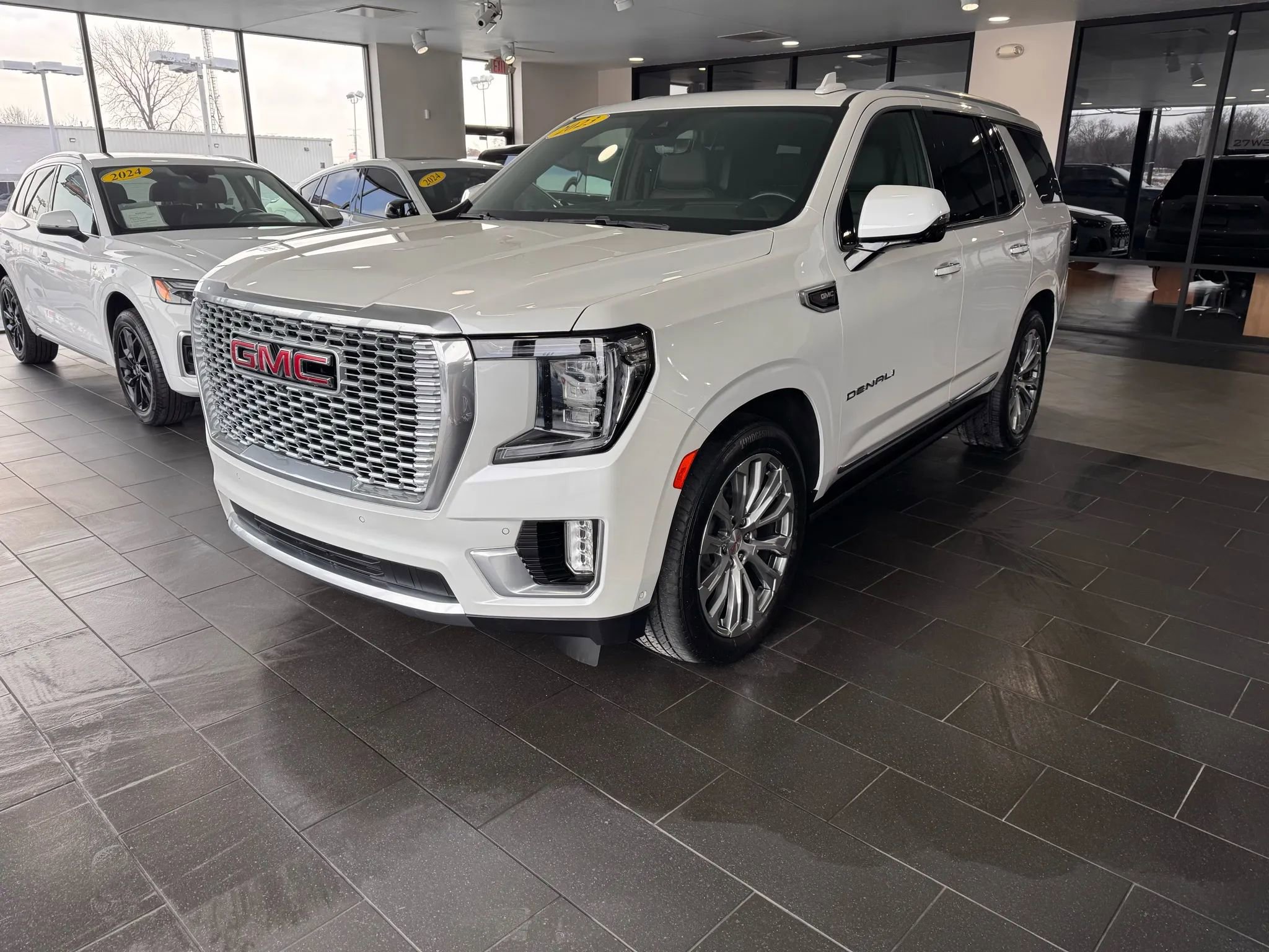 Used 2023 GMC Yukon Denali w/ Denali Reserve Package AWD/4WD image 2
