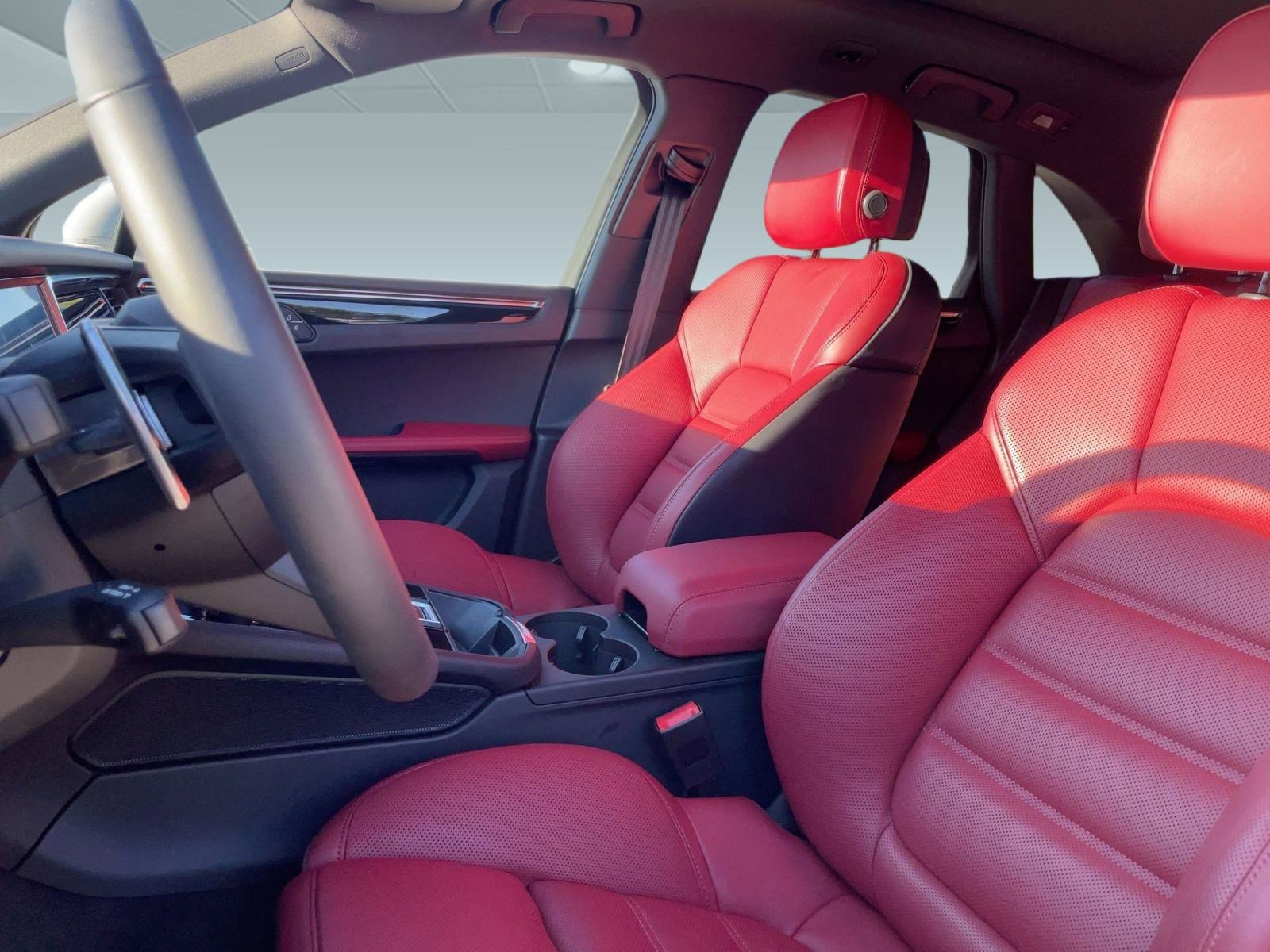 Used 2025 Porsche Macan image 5