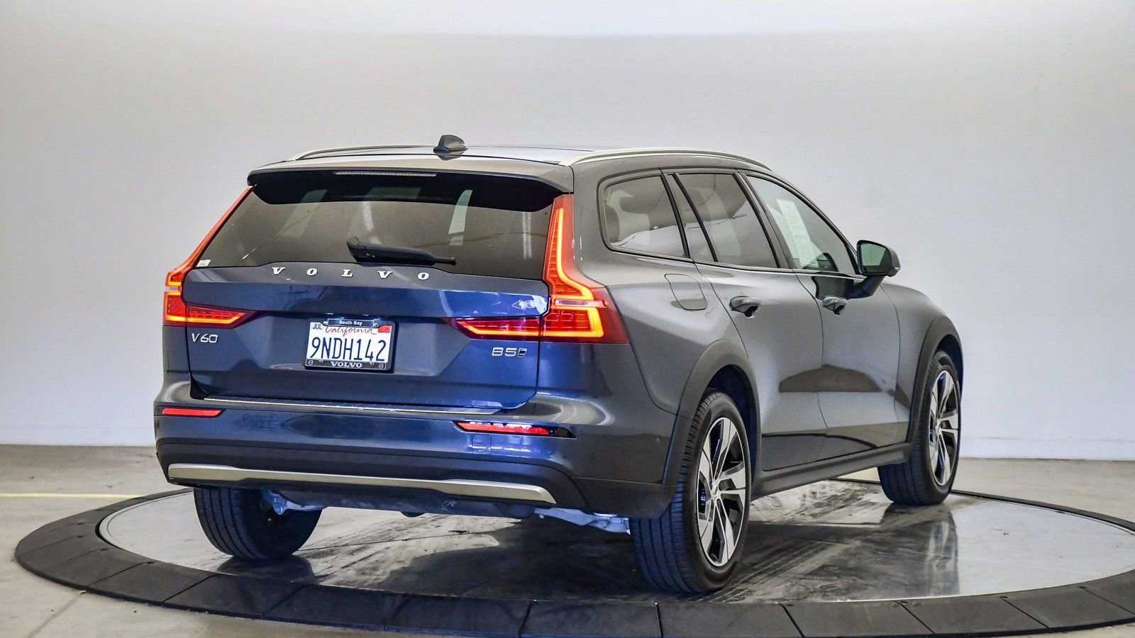 Certified 2024 Volvo V60 B5 Cross Country Plus image 4