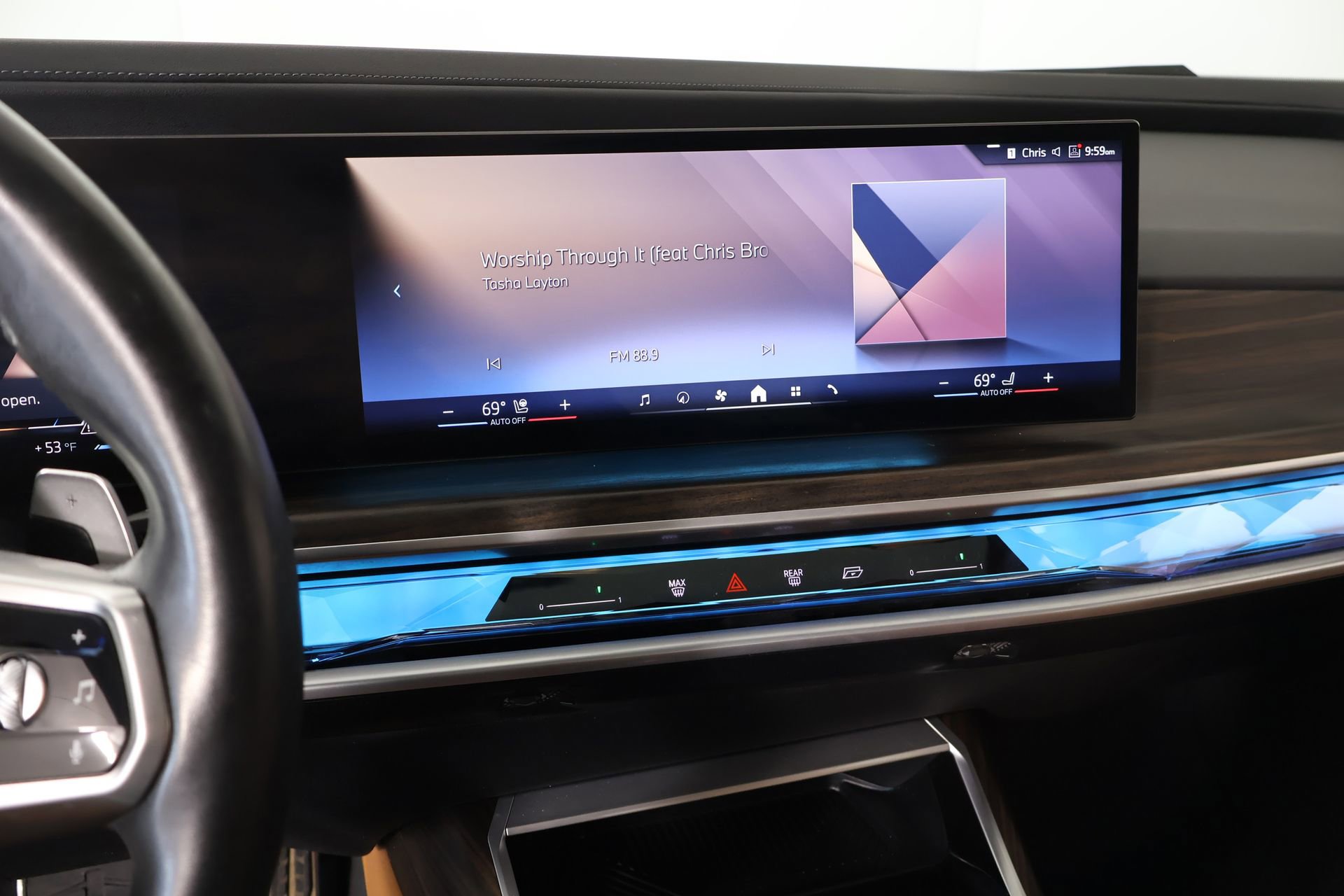 Used 2023 BMW 740i w/ Parking Assistance Package image 5