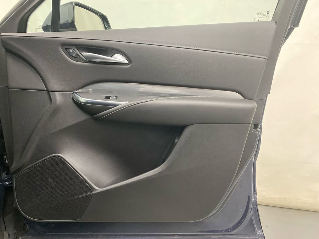 Used 2025 Cadillac XT4 Premium Luxury image 11