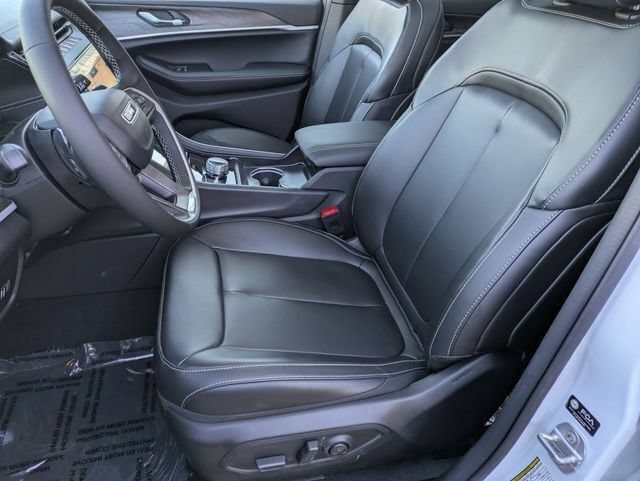 New 2026 Jeep Grand Cherokee Limited w/ Limited Altitude Package AWD/4WD image 14