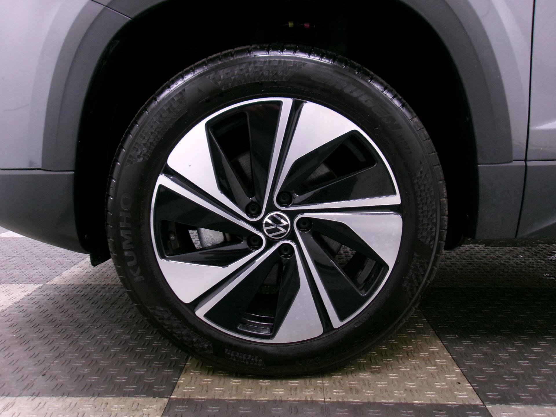 Used 2025 Volkswagen Taos SE AWD/4WD image 18