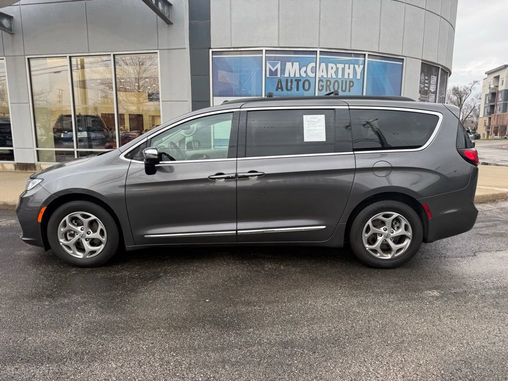 Used 2023 Chrysler Pacifica Limited image 2