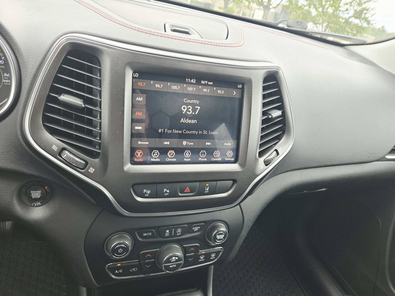 Used 2019 Jeep Cherokee Trailhawk AWD/4WD image 28