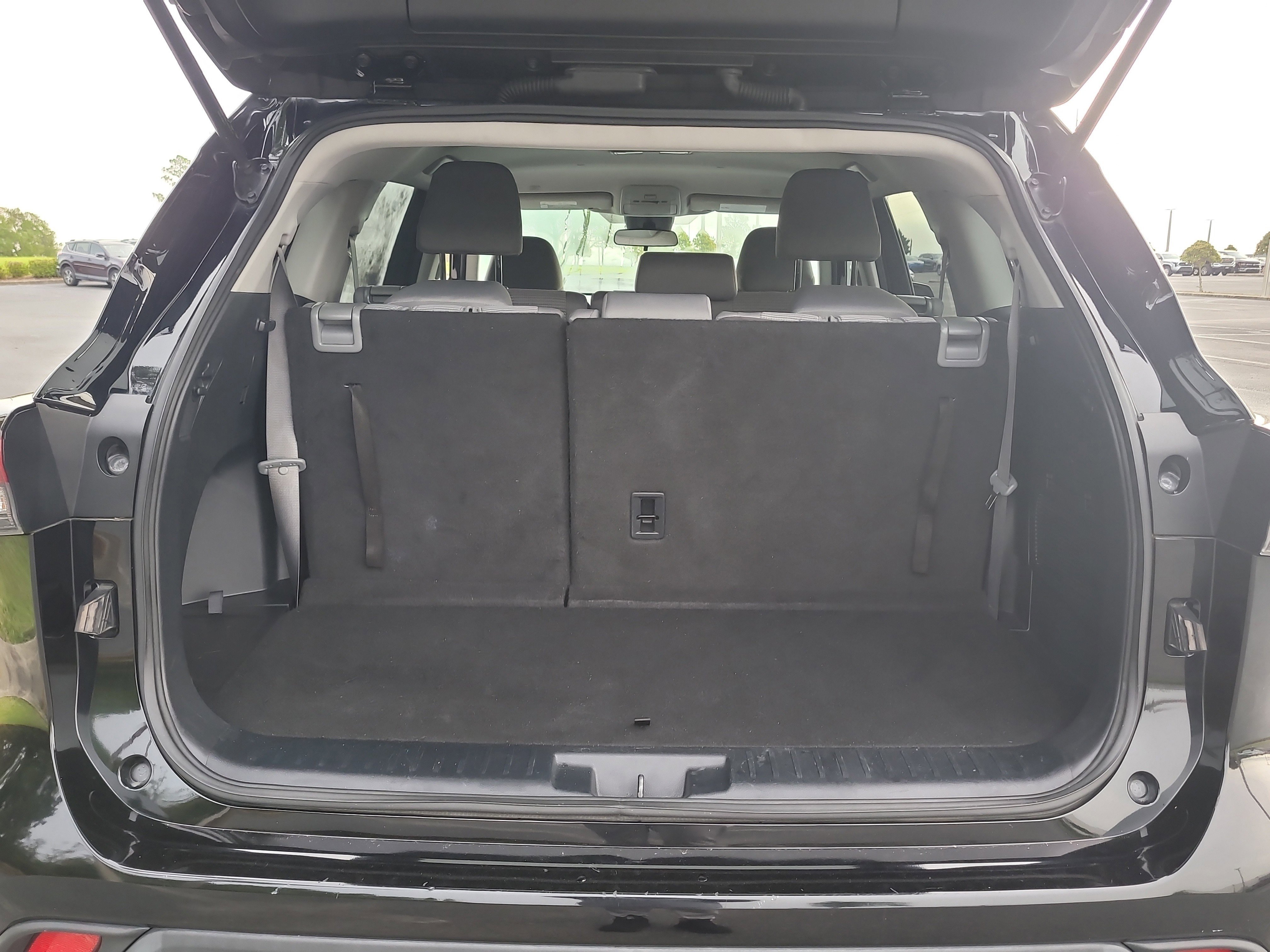 Used 2023 Toyota Highlander L FWD image 11