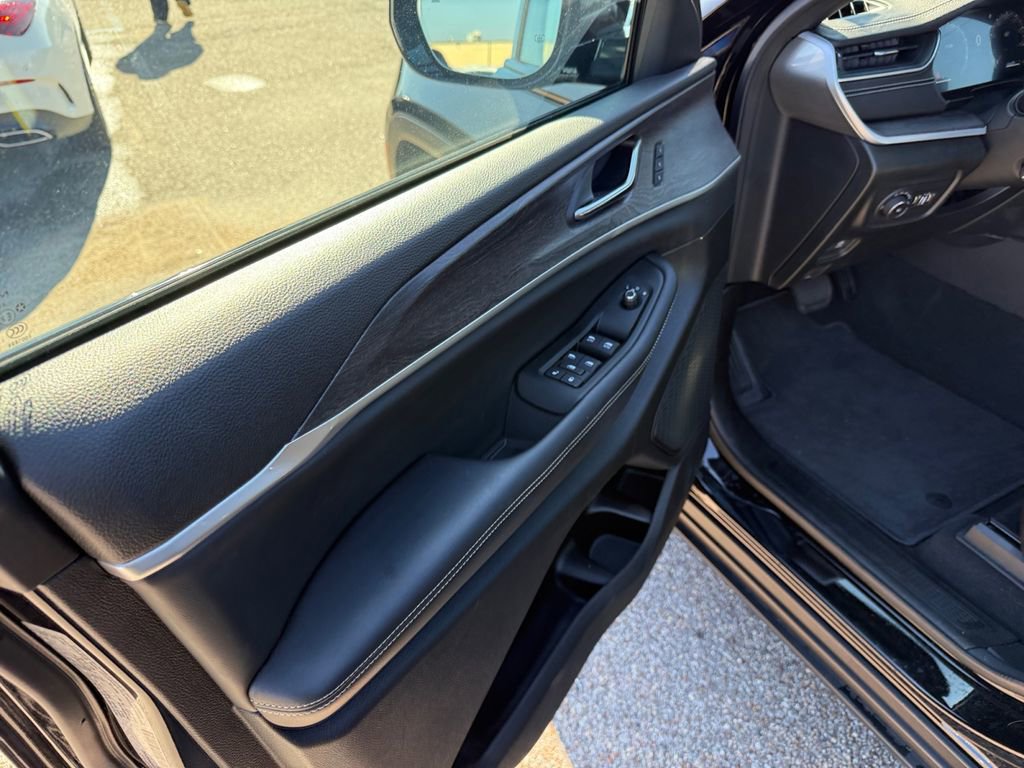 Used 2025 Jeep Grand Cherokee L Limited w/ Luxury Tech Group II image 17