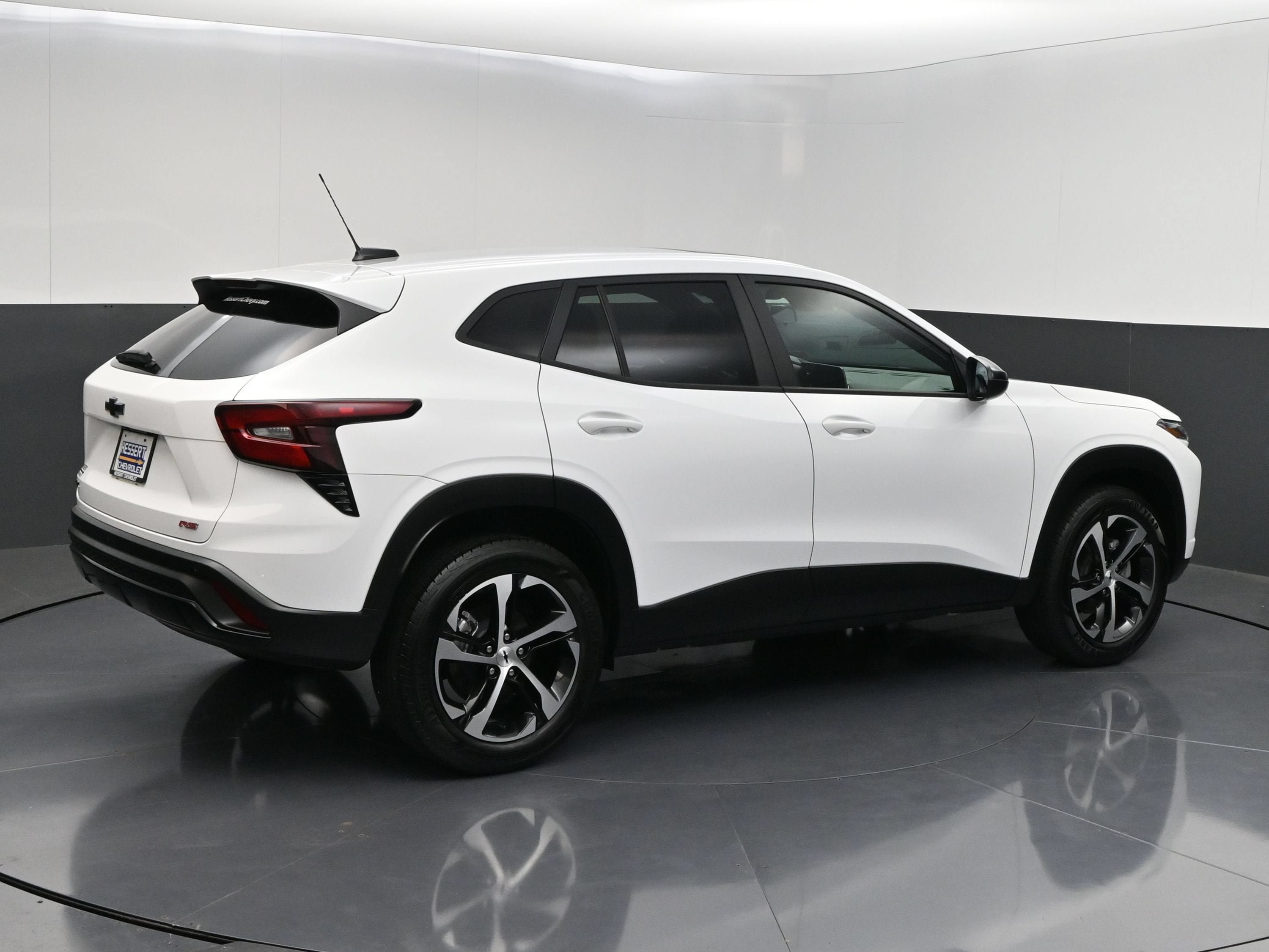 Used 2025 Chevrolet Trax RS w/ Sunroof Package FWD image 7