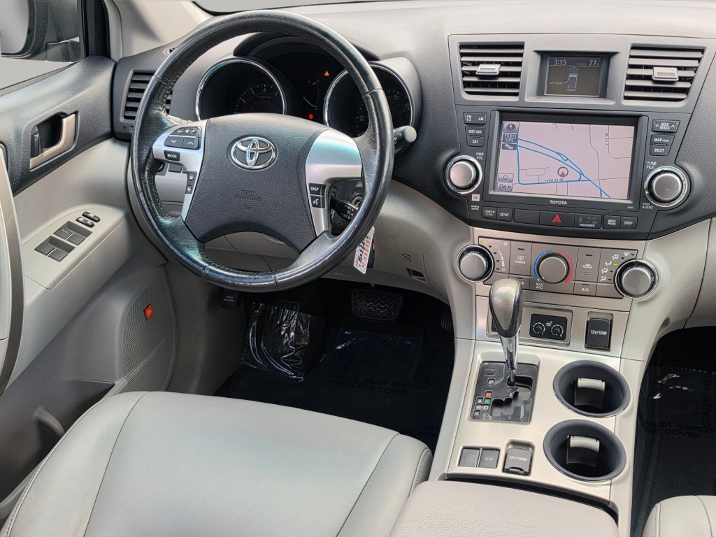 Used 2011 Toyota Highlander SE w/ Tow Pkg FWD image 3