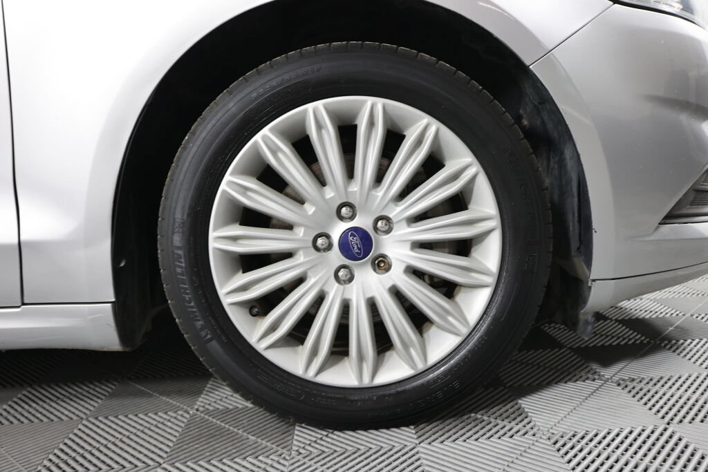 Used 2015 Ford Fusion SE FWD image 6