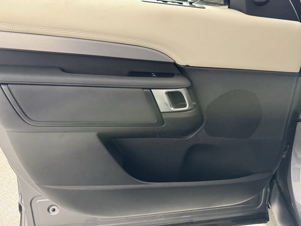 Used 2021 Land Rover Discovery S R-Dynamic image 11