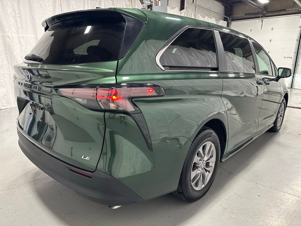 Used 2025 Toyota Sienna LE FWD image 7
