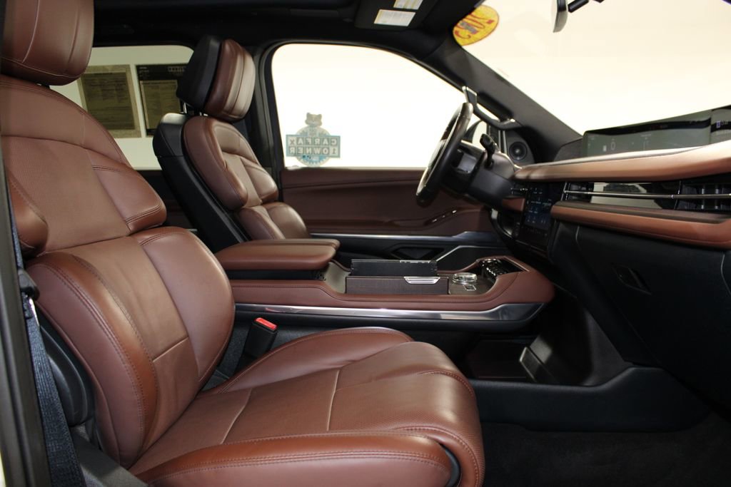 Used 2025 Lincoln Navigator Reserve image 36