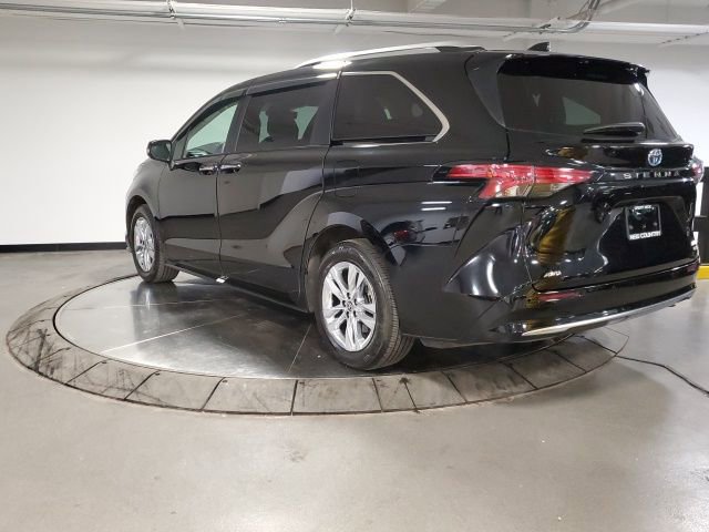 Used 2024 Toyota Sienna Limited image 6