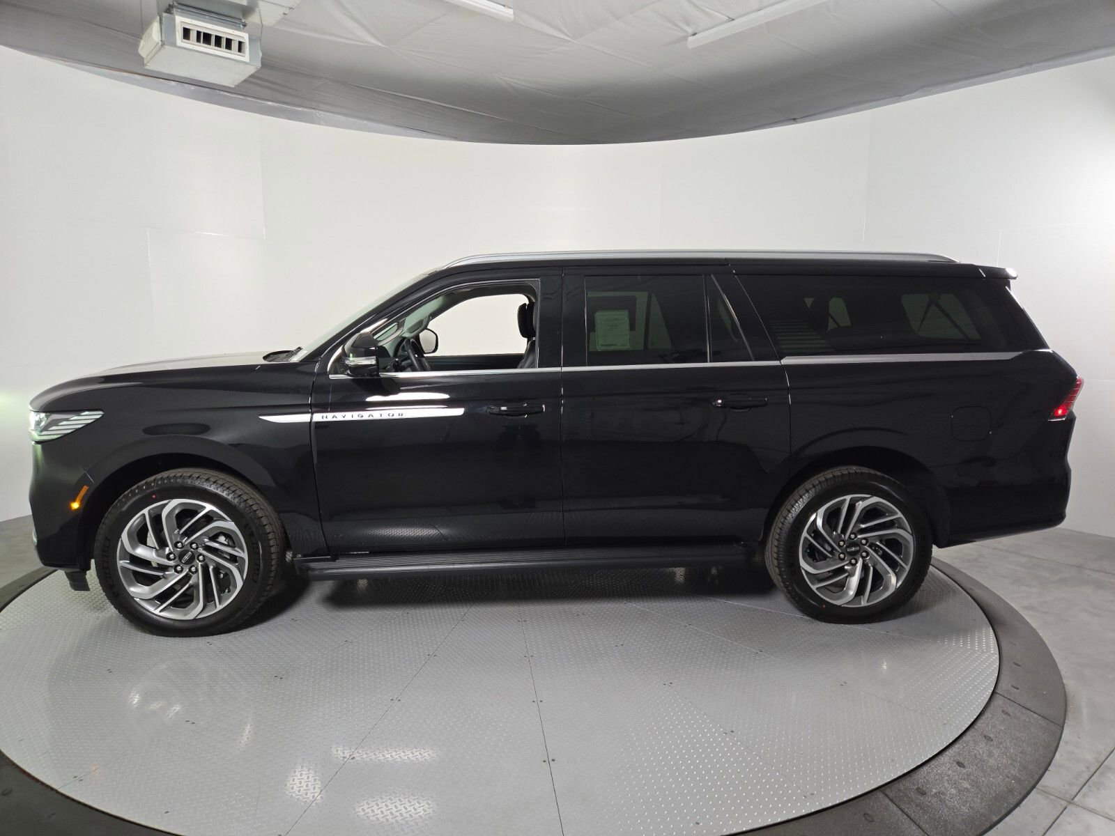 New 2026 Lincoln Navigator L Premier AWD/4WD image 8
