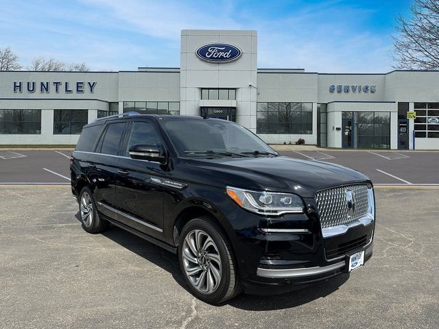 Used 2022 Lincoln Navigator Reserve AWD/4WD image 3