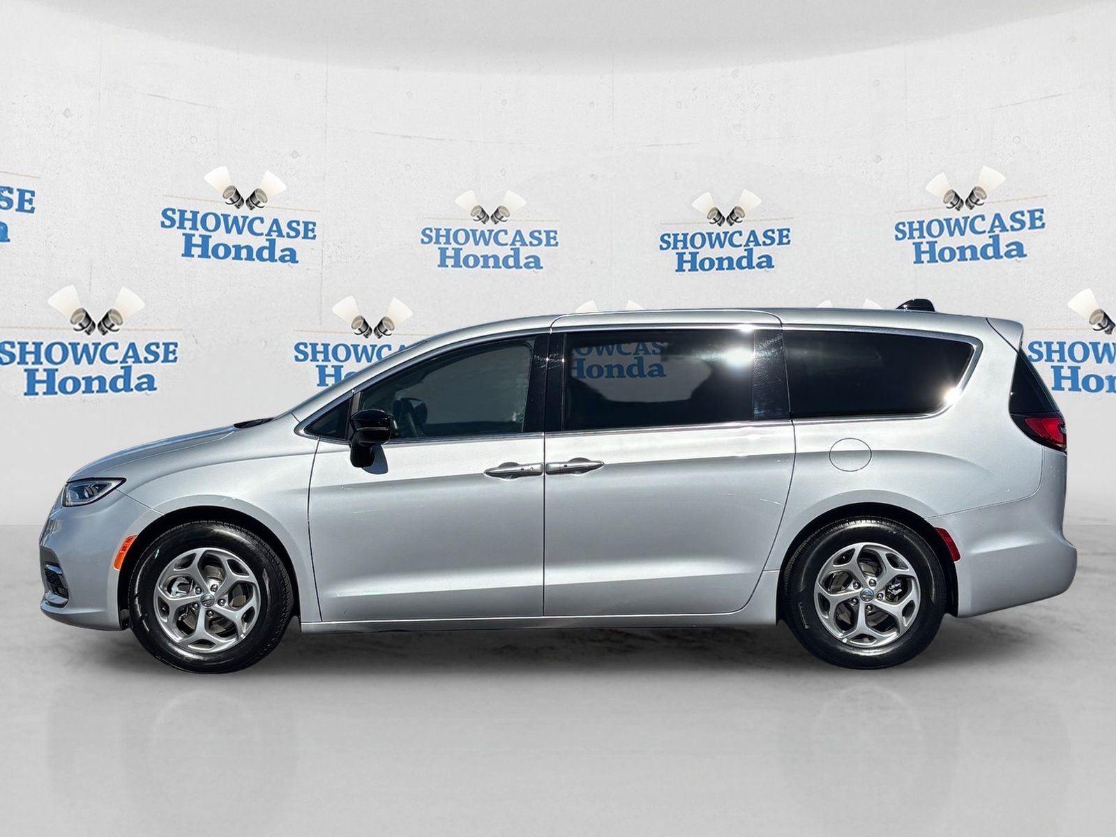Used 2024 Chrysler Pacifica Limited image 4