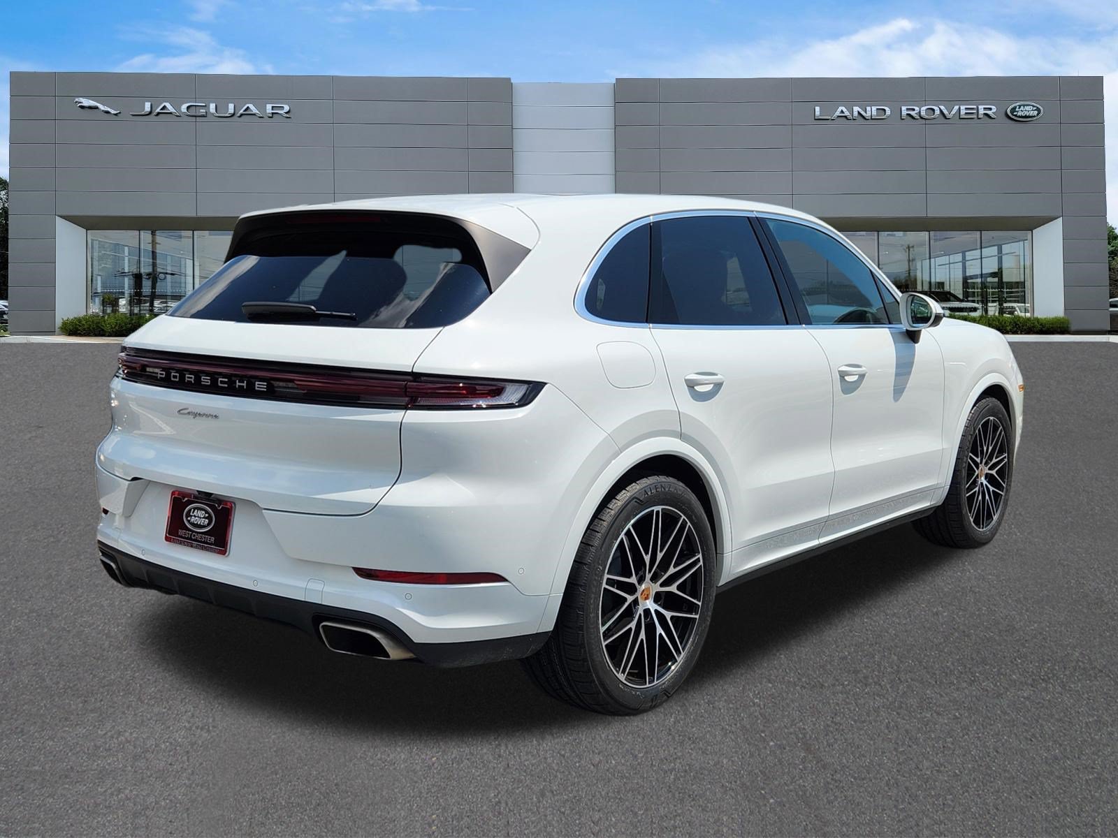 Used 2025 Porsche Cayenne AWD/4WD image 4