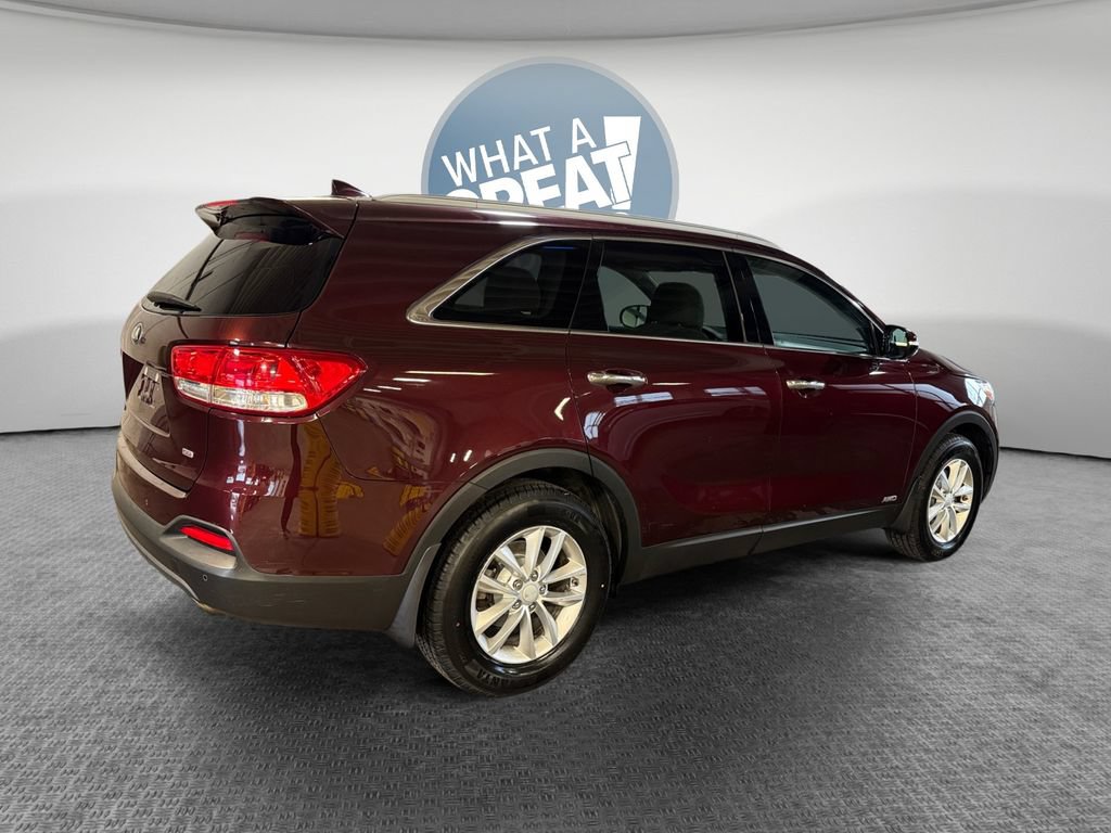 Used 2017 Kia Sorento AWD w/ LX Convenience Package image 3