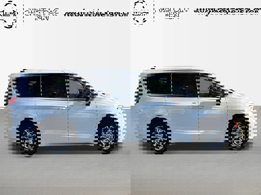 Used 2024 Chrysler Pacifica Touring-L image 4