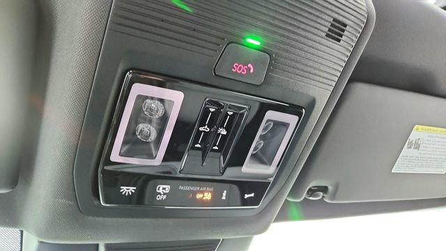 Used 2025 Volkswagen Tiguan SE R-Line image 52