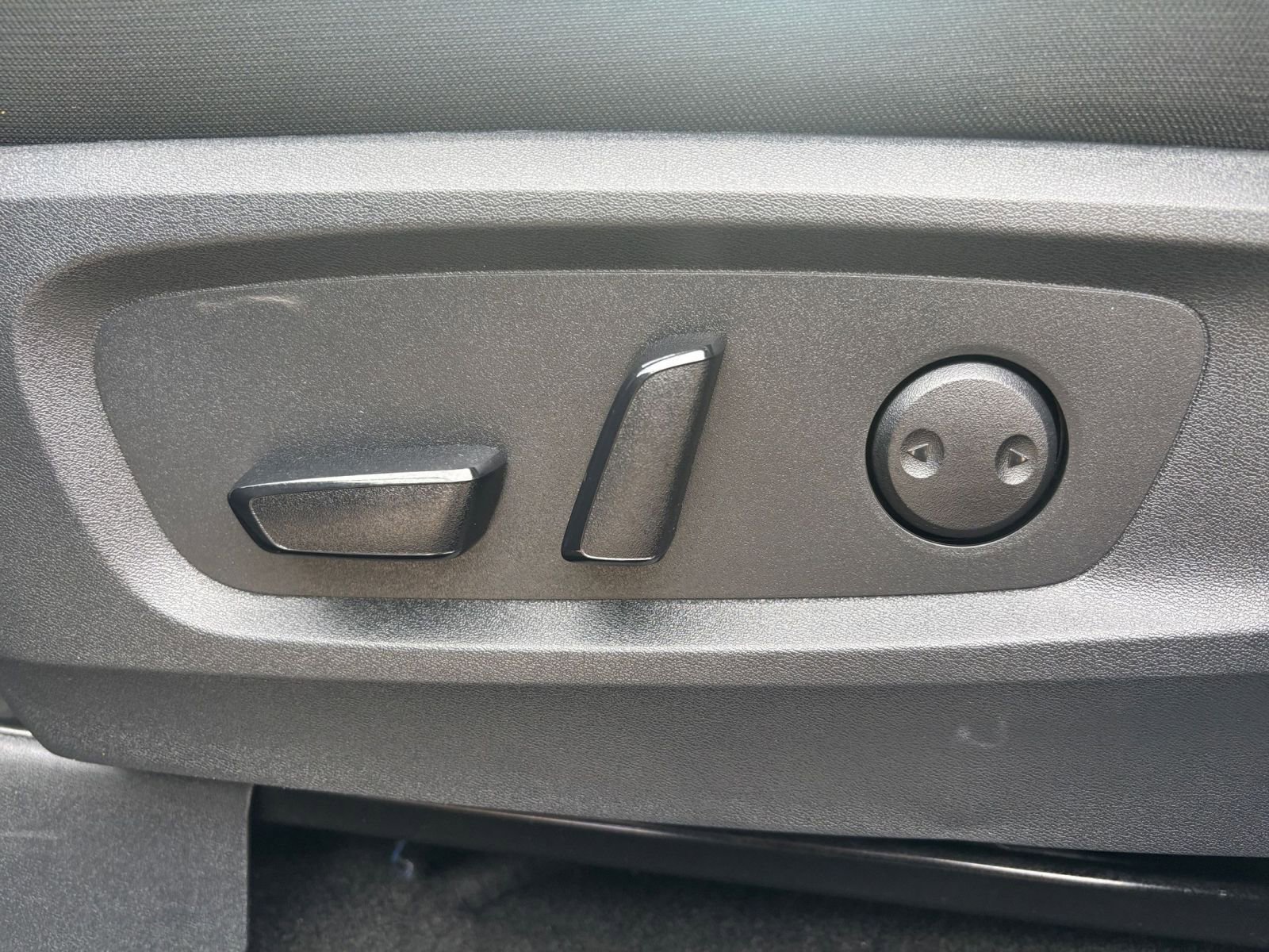 Used 2025 Nissan Pathfinder SV image 25