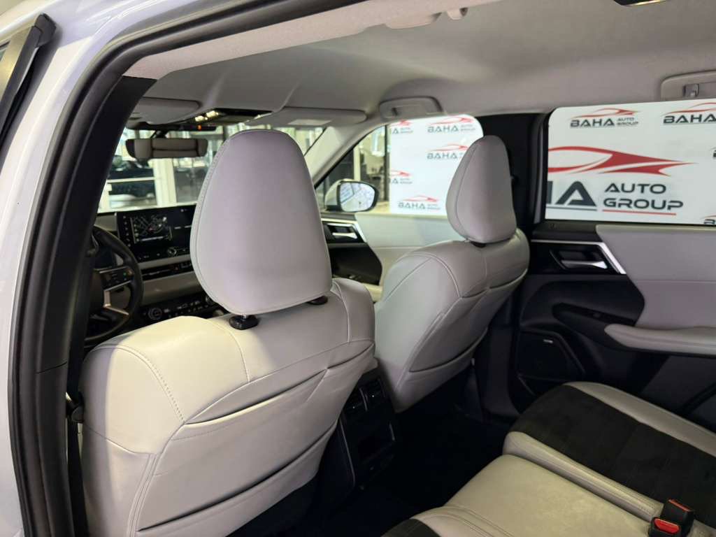 Used 2025 Mitsubishi Outlander Trail Edition image 38