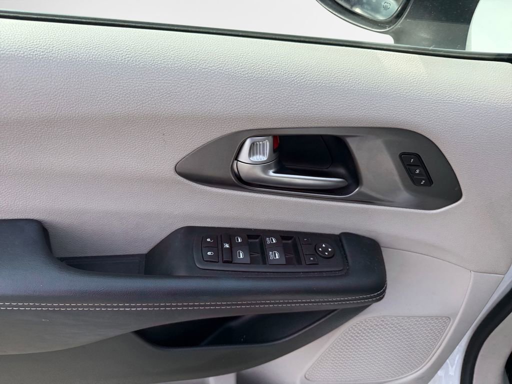 Used 2023 Chrysler Pacifica Touring-L image 14