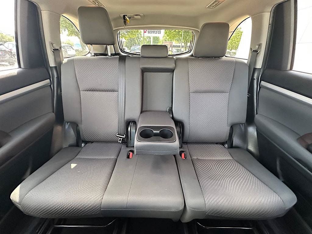 Used 2019 Toyota Highlander LE AWD/4WD image 28