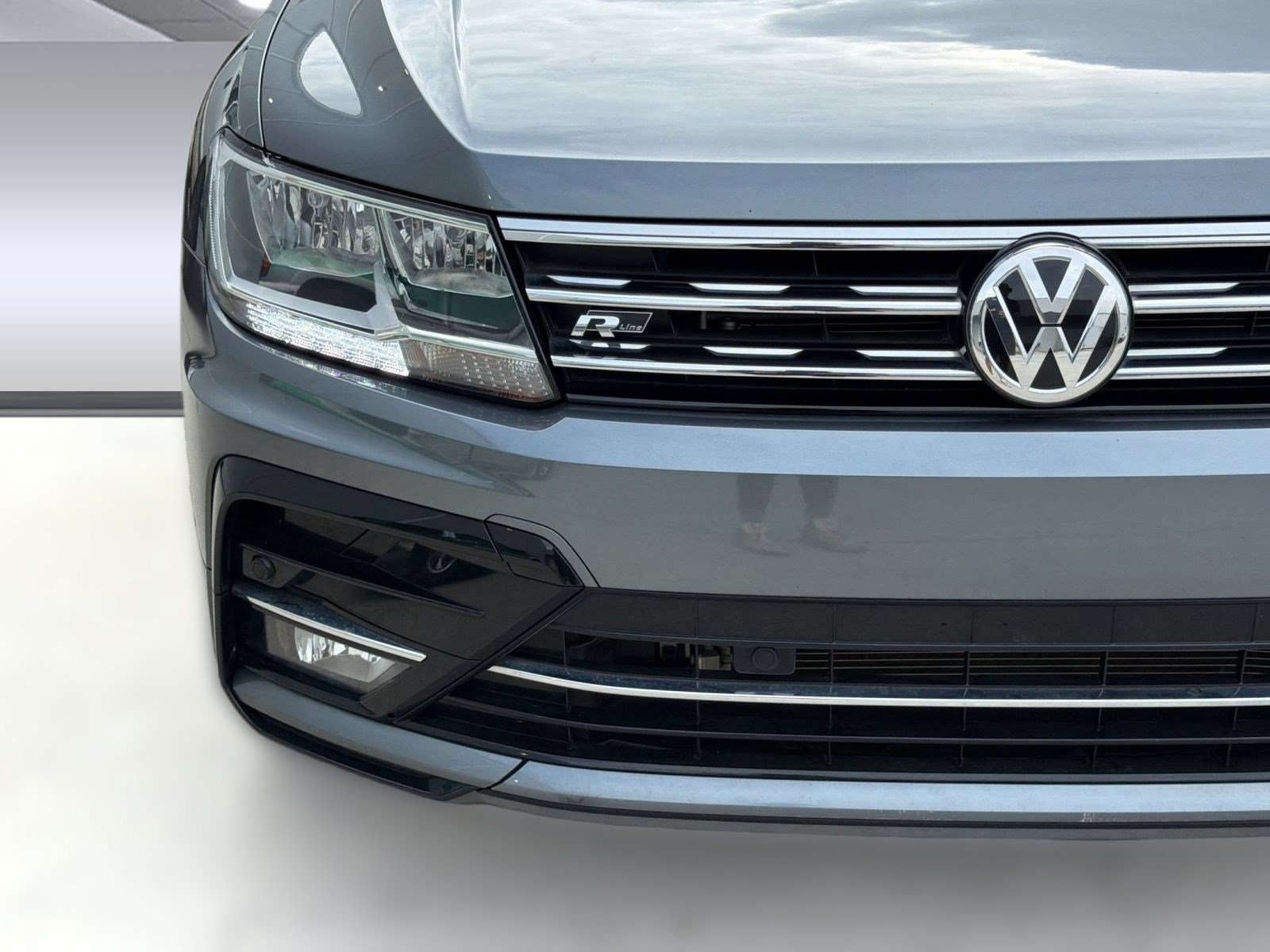 Used 2019 Volkswagen Tiguan SEL R-Line FWD image 12