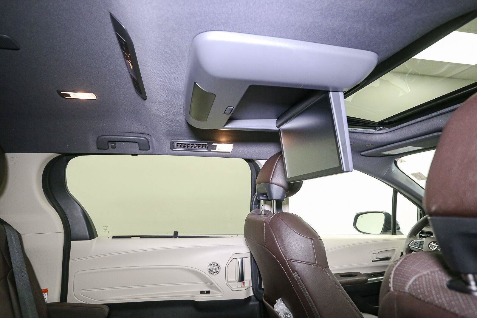 Used 2023 Toyota Sienna Platinum AWD/4WD image 24
