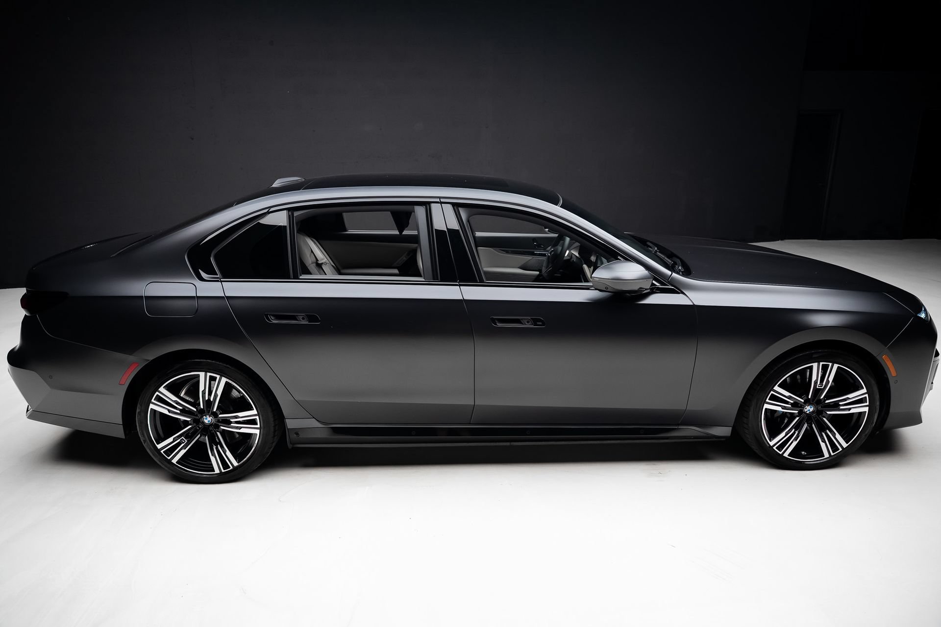 Used 2023 BMW i7 xDrive60 AWD/4WD image 33