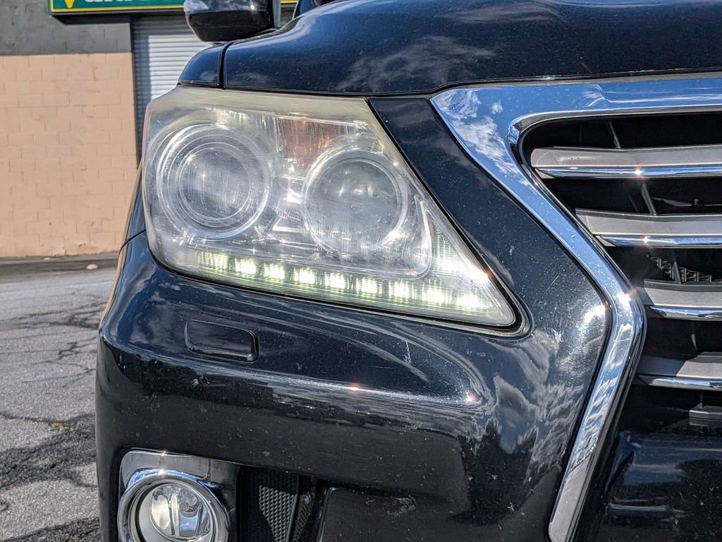 Used 2013 Lexus LX 570 4WD w/ Luxury Pkg image 11