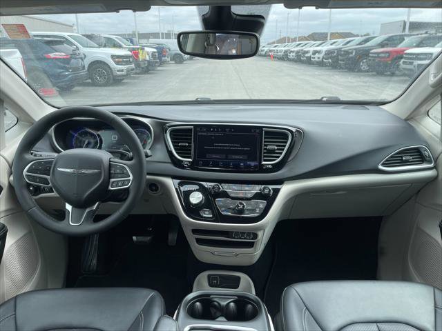 Used 2024 Chrysler Pacifica Touring-L image 15