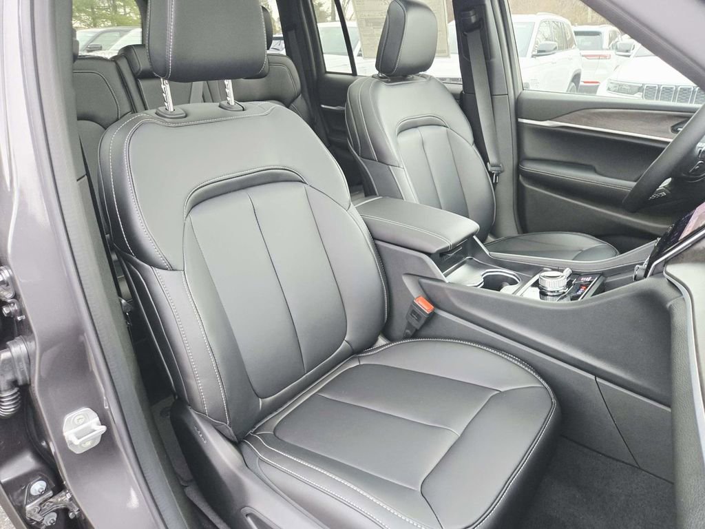 New 2025 Jeep Grand Cherokee Limited image 16