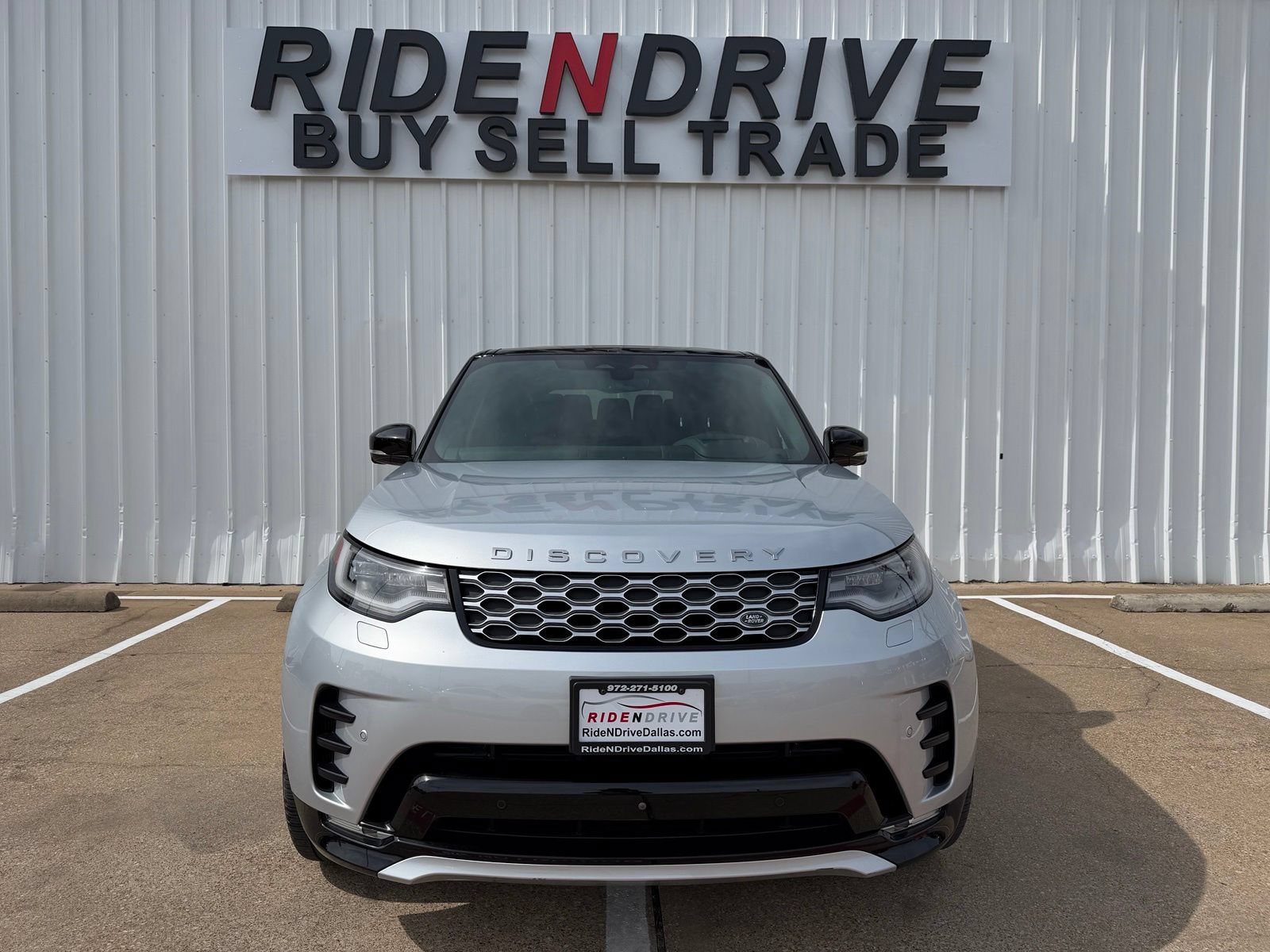 Used 2024 Land Rover Discovery Metropolitan Edition AWD/4WD image 9