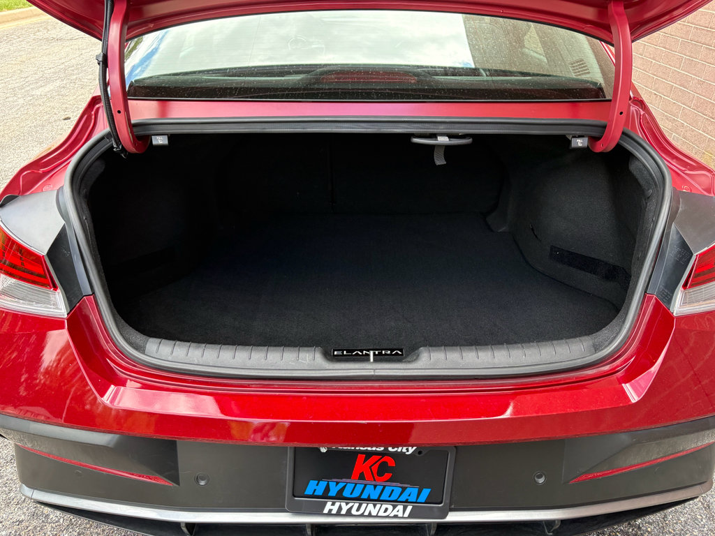 Used 2024 Hyundai Elantra Limited FWD image 19